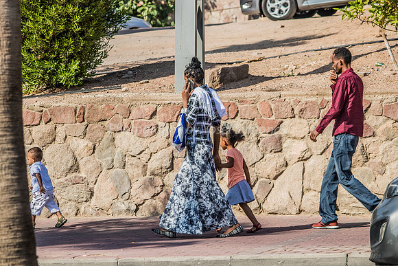 Try to Keep the Family in Tow 181008-2
