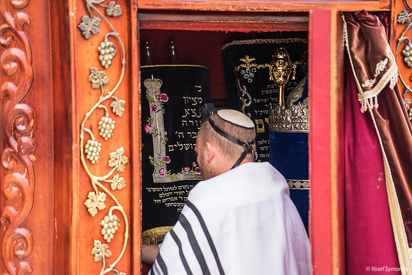 Taking Sefer Torah from Ark 190509-5