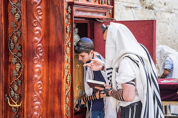 Taking Sefer Torah from Ark 190509-2