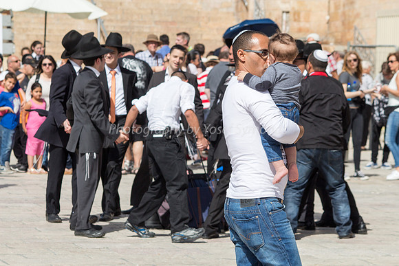 Mixed Crowd at Western Wall 140416-4