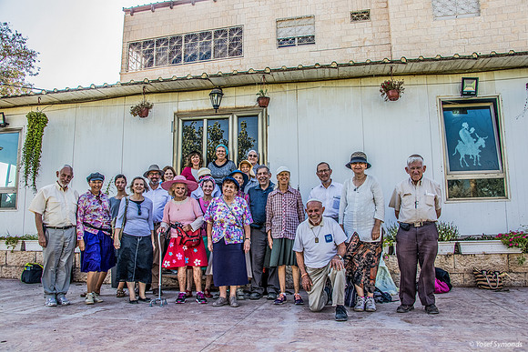 Visitors to Zar Estate 180927-3