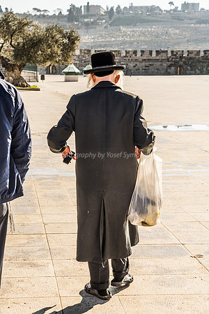 Rabbi Elboim Heading East on the Mount 190212