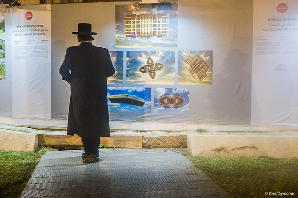 Chassidic Photographer Observing 211122-2