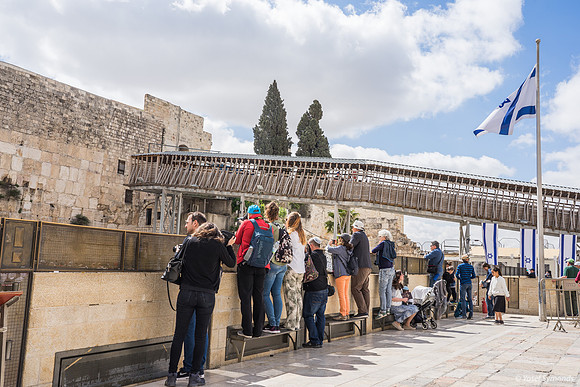 Independence Day Peeking at Western Wall Prayers 190509-1