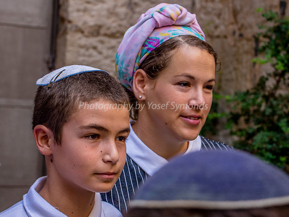 Barmitzvah Family Outside Temple Mount 180916-6