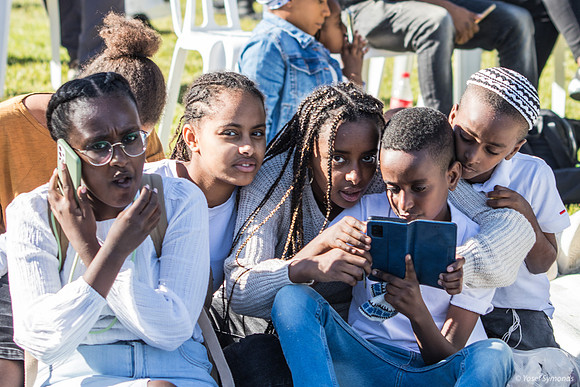 Sharing a Cellphone 221123-1
