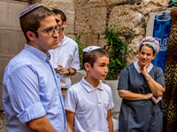 Barmitzvah Family Outside Temple Mount 180916-3