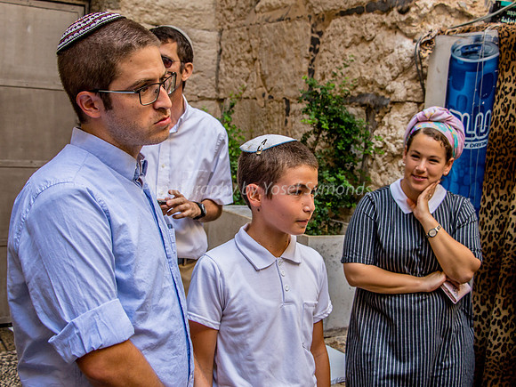 Barmitzvah Family Outside Temple Mount 180916-3