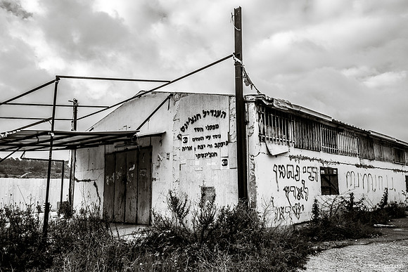 Closed Grocery Store 200226-18