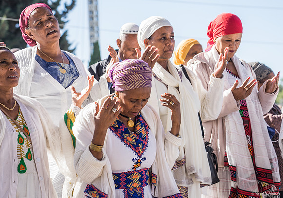 Women Praying 221123-61