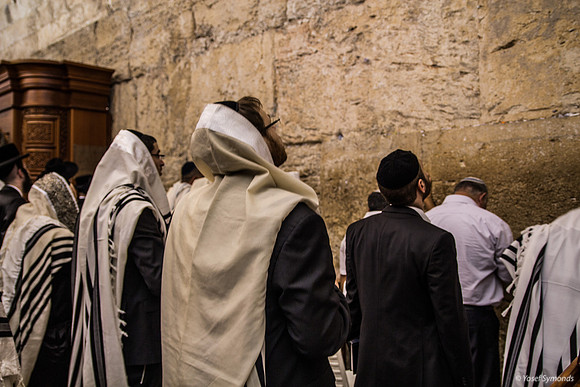 Men at Prayer at Western Wall 140616-13