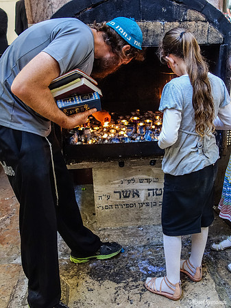 Lighting Memorial Candles in Maarat Hamachpelah 130718-1