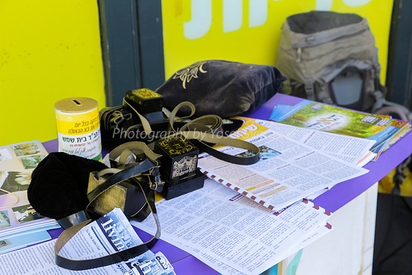 Offering a Taste of Tefillin