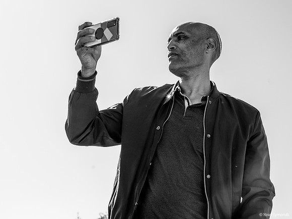 Cellphone Photographer 221123-11