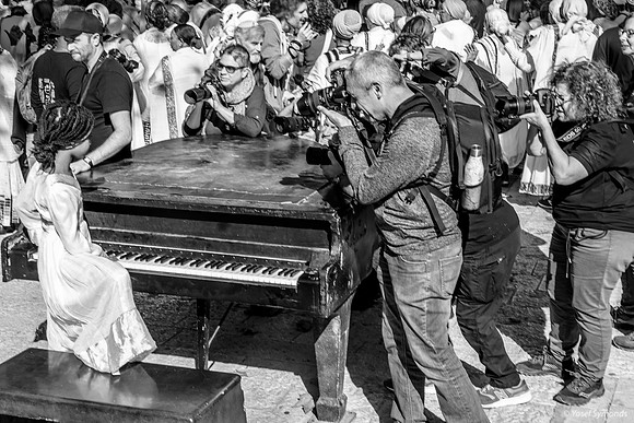 Girl Playing Piano and Playing to Crowd 221123-15