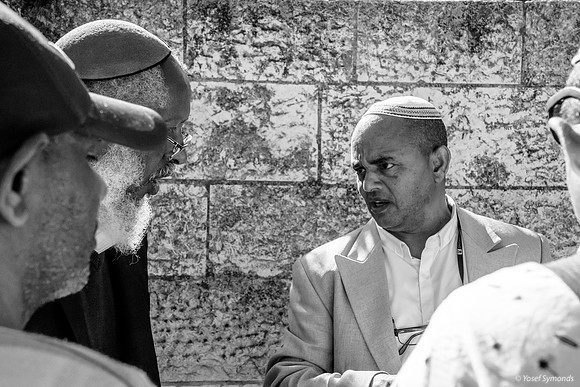 Discussion at Book Stand 221123-4