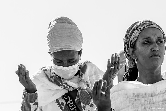 Women Praying 221123-53