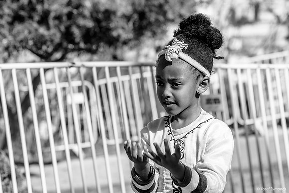 Little Girl Prays 221123-11