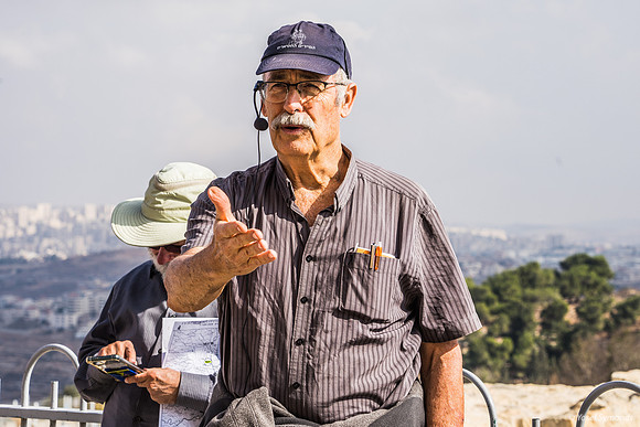 Guide at Nebi Samuel 221107-3