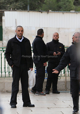 Wakf Standing Guard over Jewish Group