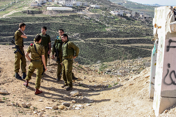Soldiers Guarding Shdema 100129-20