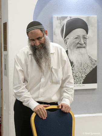 Rosh Yeshiva Addressing Group - Rav Mordechai Eliyahu Picture Be