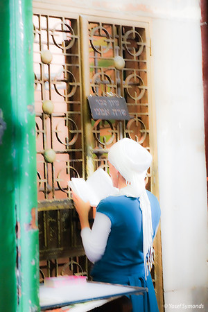 Woman Praying at Sarah Imanu's Grave Maarat Hamachpelah 130718-2