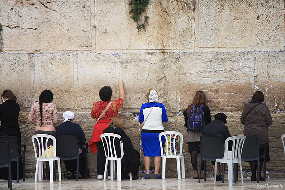 Women in Prayer 141104-1