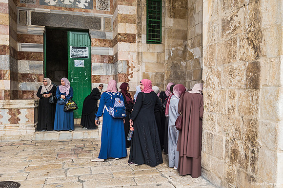 Arab Ladies Waiting 220804-1