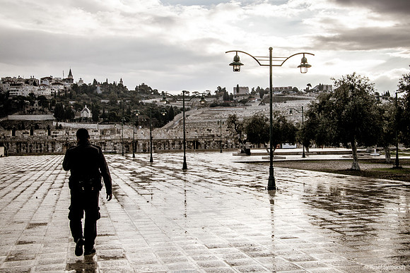 Policeman Walking East on Southern Side 181115-2