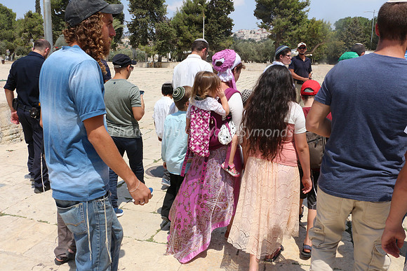 Jewish Children Visiting Temple Mount 1