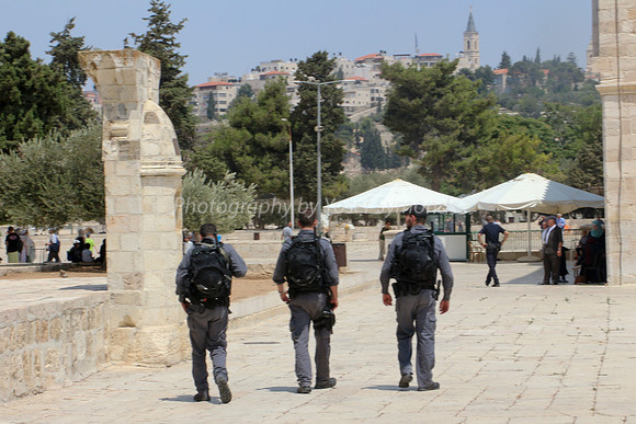 Three Border Police on Temple Mount 1