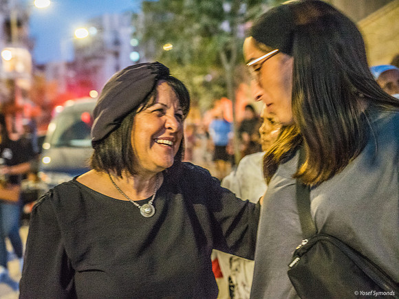 Mayor Aliza Bloch with Participant at Hachnasat Sefer Torah 2208