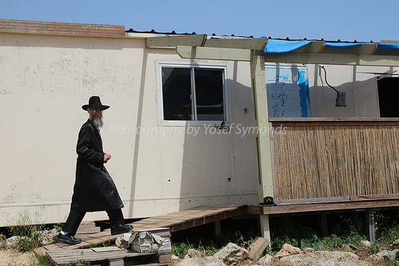 Entering Synagogue - Maoz Tzvi