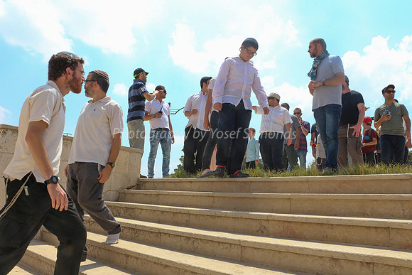 Jewish Visitors Paying Respects on Temple Mount 8