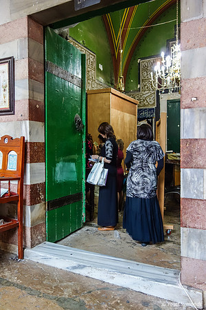 Women Praying In Maarat Hamachpelah 130718-2