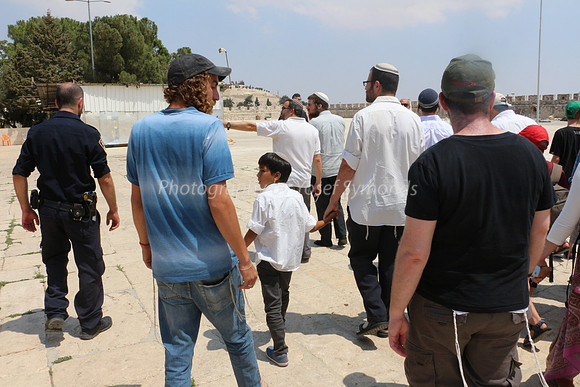 Jewish Children Visiting Temple Mount 4