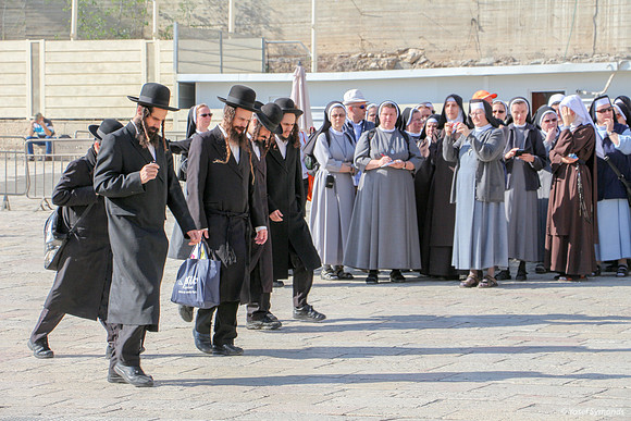 Kotel Visitors 151122-2