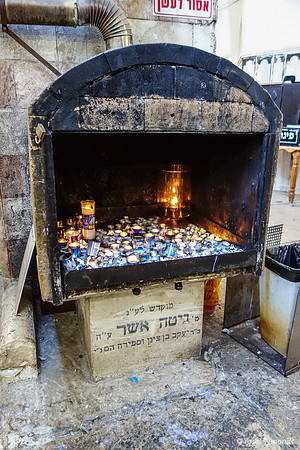Memorial Candles in Maarat Hamachpelah 130718-2