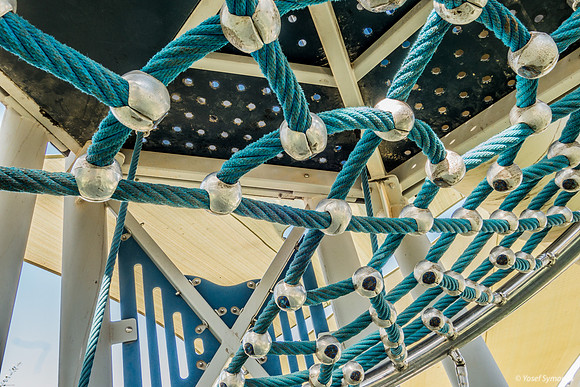From Where Do Three-Year-Olds Get the Courage to Climb to the Heavens Through This Steel and Rope? 230720-2