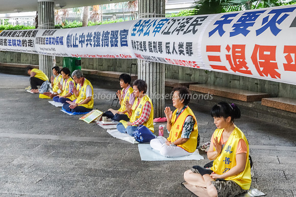 Falun Gong Demonstrators Hong Kong 150811-5