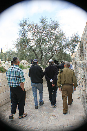 Heading North Alongside Eastern Wall 170402-3