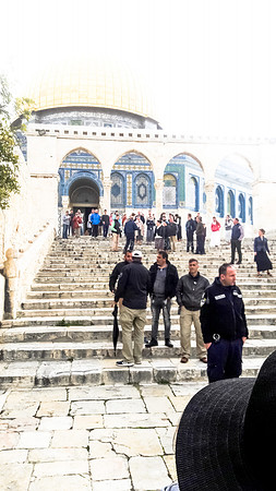 Descending from Dome of Rock Westward 170402-1