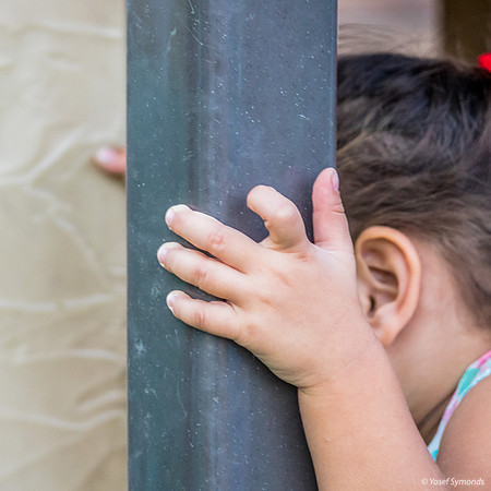 Portrait Child Hiding 181008-10