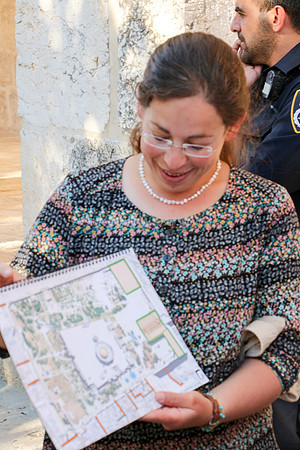 Madricha Explaining Layout of Mount 2