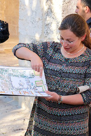 Madricha Explaining Layout of Mount 3