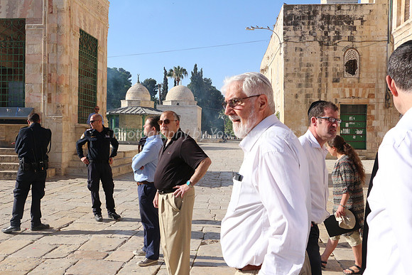 Pause Opposite Site of Temple 1