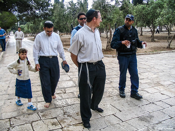 8 Shlomo and Shira On Northern Path Heading West 050512-8