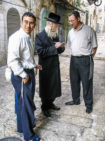Rav Yosef Elboim Taking Note of All Those Coming to Har Habayit 050512-1