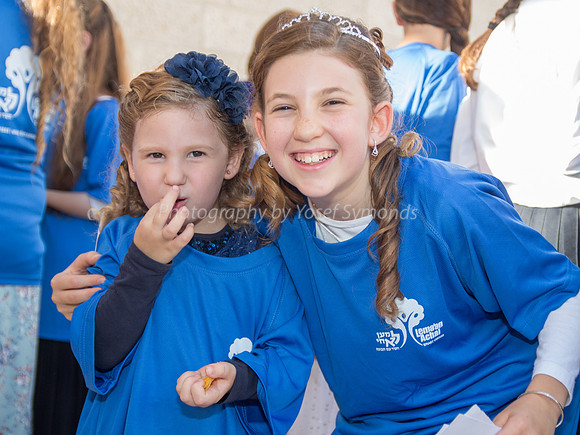 LeMaan Achai & Generous Batmitzvah Girl